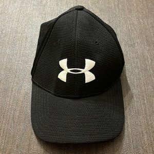 Men’s Black Under Armour Hat in L/XL